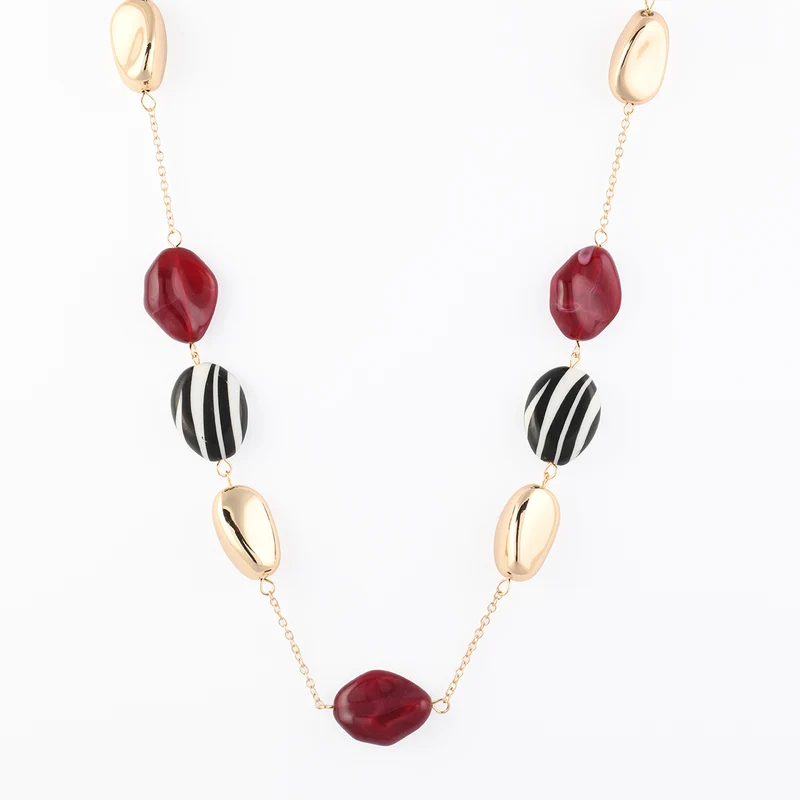 Sautoir à perles motif zèbre et bordeaux