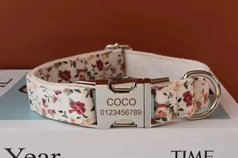 Collier a Fleurs pour Chien avec Nœud Papillon – Gravure Personnalisée & Laisse Assortie