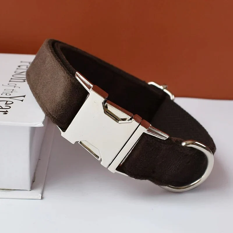 Collier en Velours Chocolat pour Chien – Gravure Personnalisée & Laisse Assortie