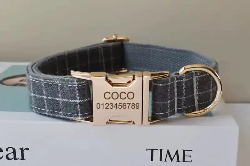 Collier à Carreaux Gris pour Chien – Gravure Dorée, Nœud Papillon & Laisse Assortie