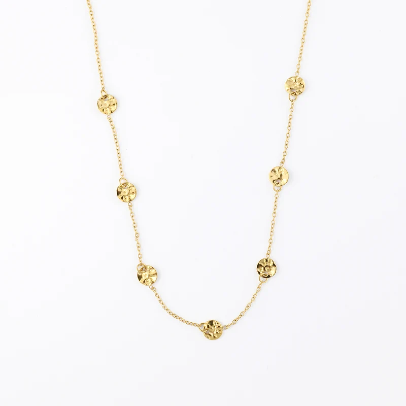 Collier chaîne fine avec disques martelés en acier inoxydable