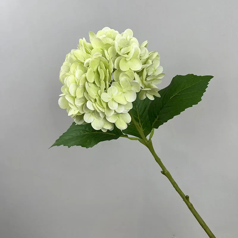 décoration de mariage fleurs artificielles hortensias et roses rouges