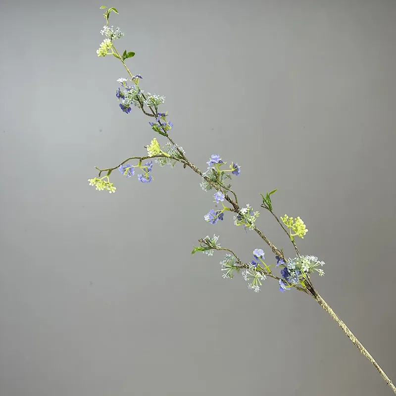 décoration de table en fleurs artificielles et saule neige