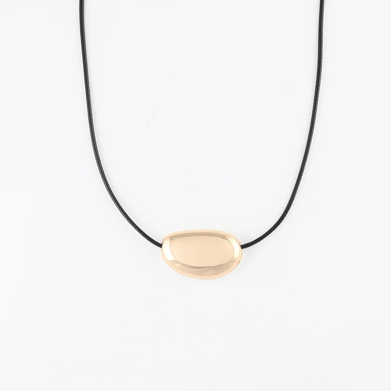 Collier cordon pendentif galet en métal doré