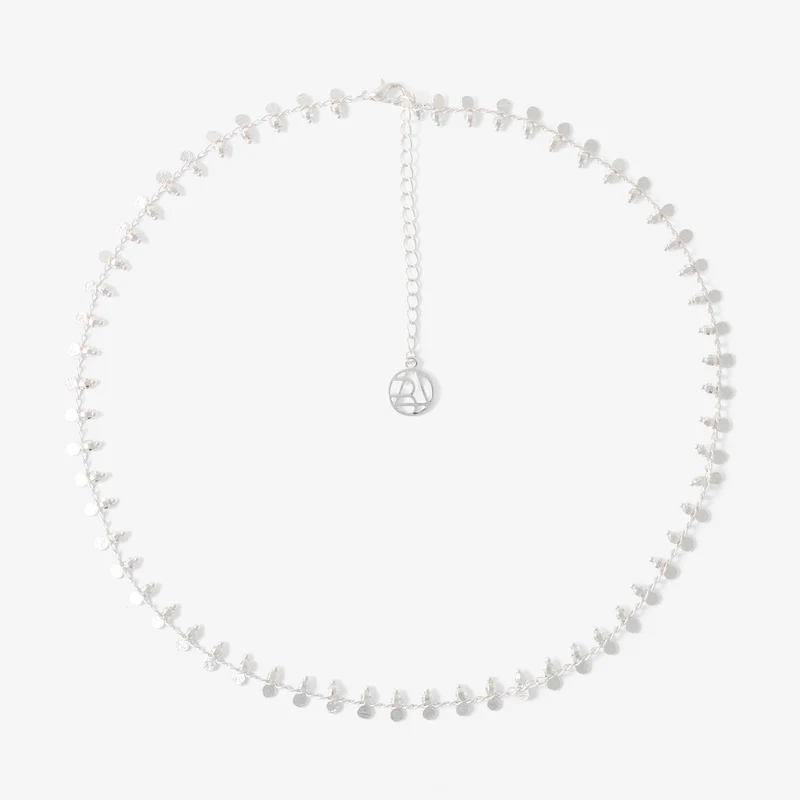 Collier à pampilles et perles facettées argentées