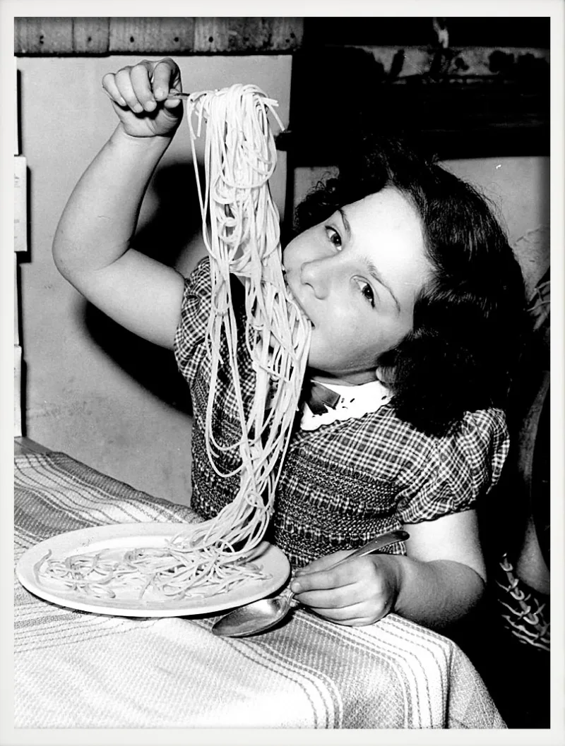 affiche art mural femmes buvant du vin et spaghettis décoration maison