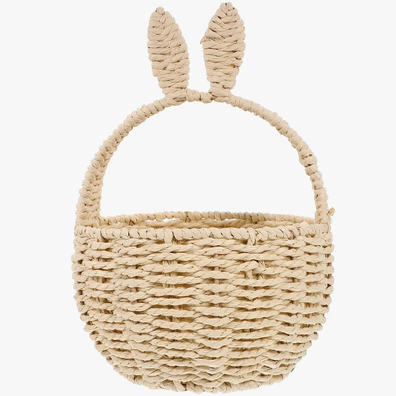 panier de chasse aux œufs de pâques avec jouets et bonbons pour bébé