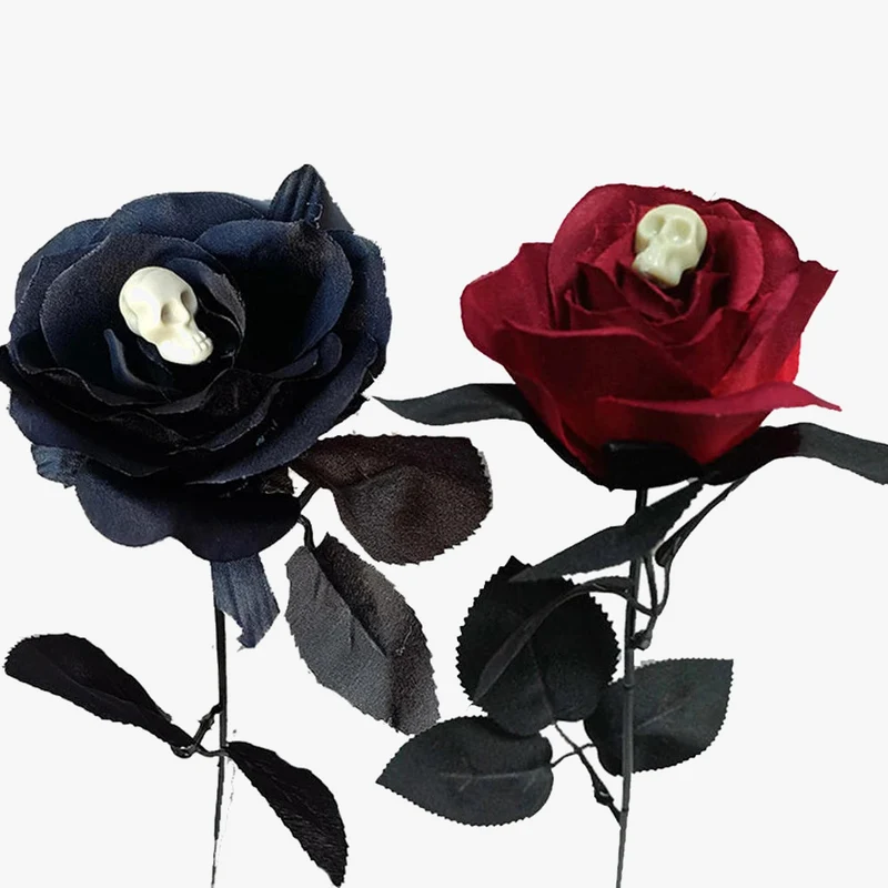 décoration gothique dHalloween avec fleurs artificielles et tête de mort