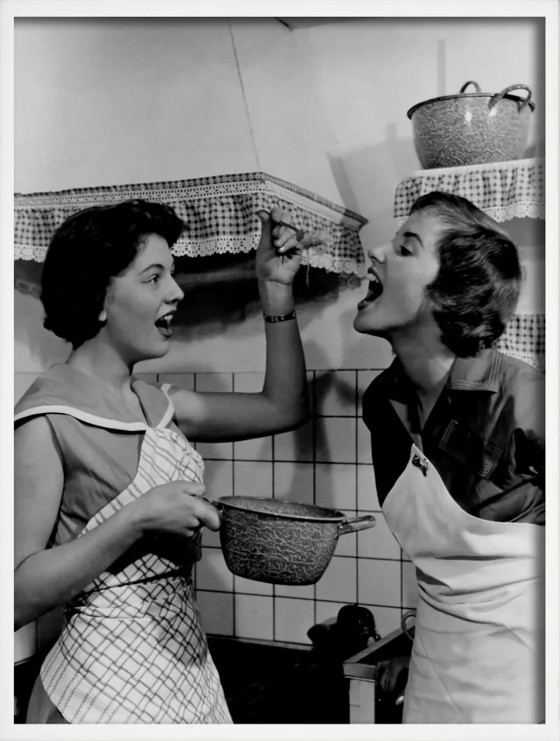 affiche artistique femmes buvant vin et mangeant spaghettis décor mural