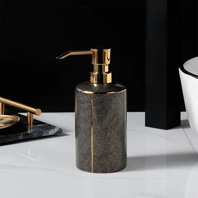 distributeur de savon en céramique et accessoires de salle de bain dorés